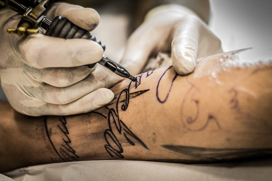 Βρέθηκαν επικίνδυνα βακτήρια σε μελάνια τατουάζ – Τι κινδύνους κρύβουν