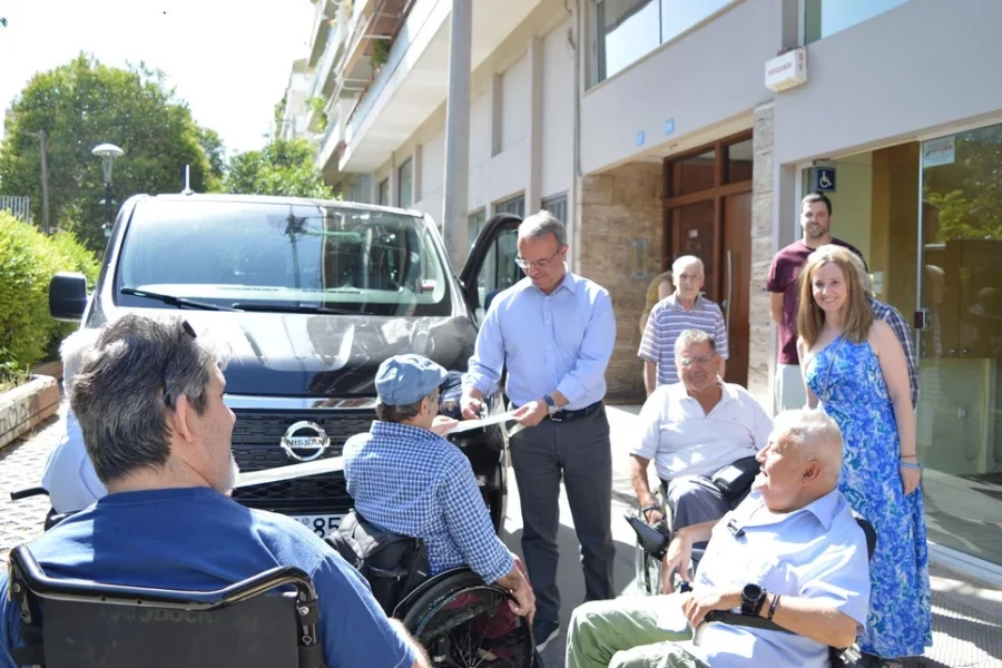 Το υπουργείο Μεταφορών παρέδωσε ένα ειδικό βαν στον Πανελλήνιο Σύλλογο Παραπληγικών