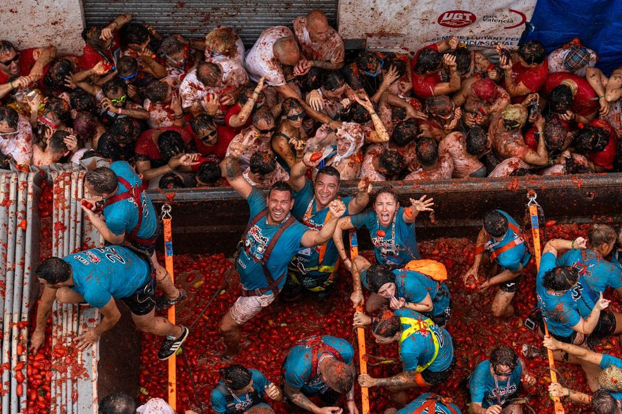 La Tomatina: Ο ισπανικός «πόλεμος» της ντομάτας