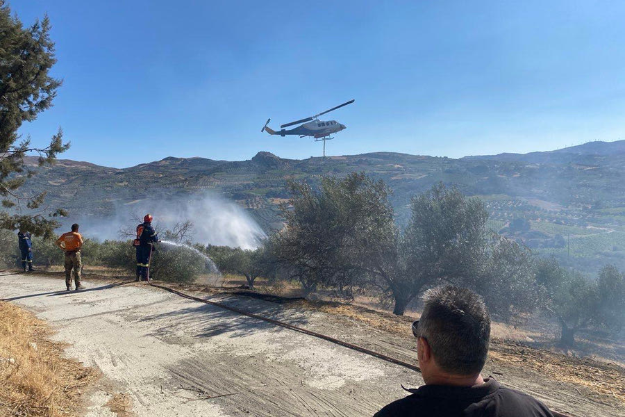 Σε ύφεση η φωτιά στον Προφήτη Ηλία – φωτογραφίες και video