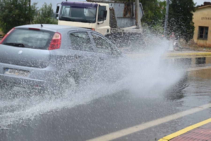 Καλοκαιρινό μπουρίνι με έντονη βροχόπτωση και χαλάζι  στη Καστοριά