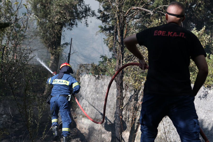 Παραμένει χωρίς ενιαίο μέτωπο η πυρκαγιά στη βορειοανατολική Αττική – Μάχη με συνεχείς αναζωπυρώσεις σε Βαρνάβα, Νέα Μάκρη και Πεντέλη