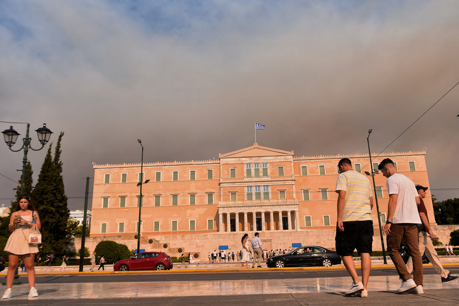 Φωτιά στην Αττική: Μέχρι και το Σύνταγμα καλύφθηκε από τον καπνό – Δείτε βίντεο