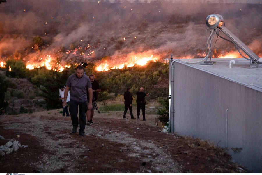 Μαίνεται η φωτιά στην βορειοανατολική Αττική: Σε Γραμματικό, Πεντέλη και Ανατολή Νέας Μάκρης τα κύρια μέτωπα της πυρκαγιάς