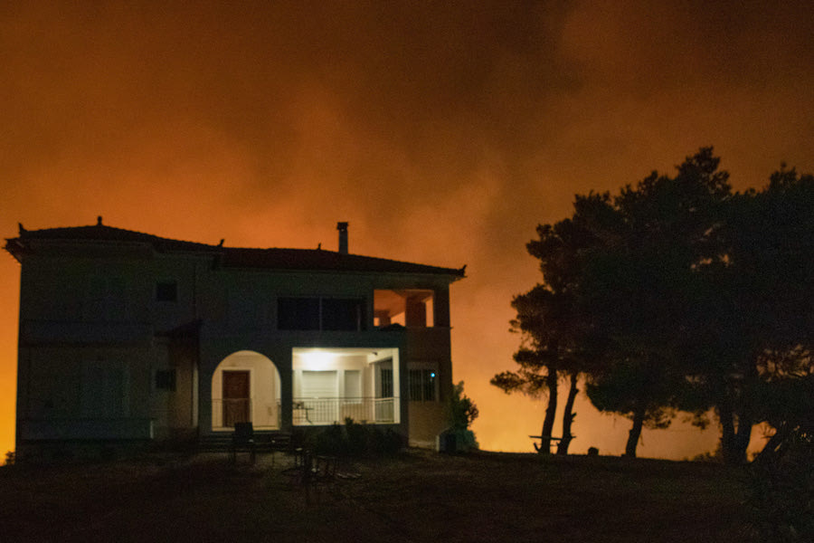 Ανεξέλεγκτο το πύρινο μέτωπο στη Β. Αττική – εκκενώνονται περιοχές, τιτάνια προσπάθεια της Πυροσβεστικής