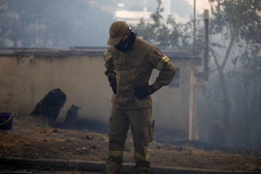 Συνεχίζεται η μάχη με τις φλόγες στην Αττική – θλίψη προκαλούν οι εικόνες βιβλικής καταστροφής