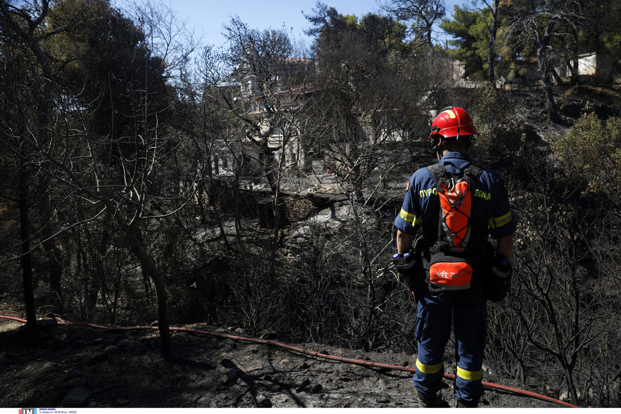 Φωτιά στην Αττική: Βίντεο από ψηλά δείχνει το μέγεθος της καταστροφής – H φωτιά πέρασε από μέσα από οικισμούς και σπίτια