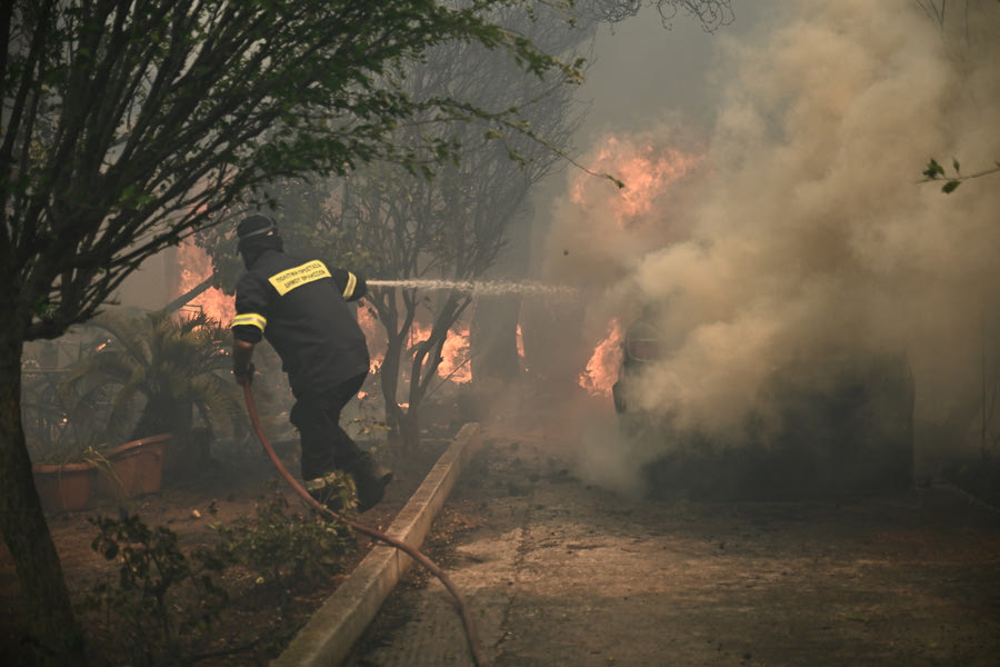 Φωτιά στην Αττική: Κάηκαν σπίτια, επιχειρήσεις και περιουσίες σε Βριλήσσια, Πεντέλη, Χαλάνδρι