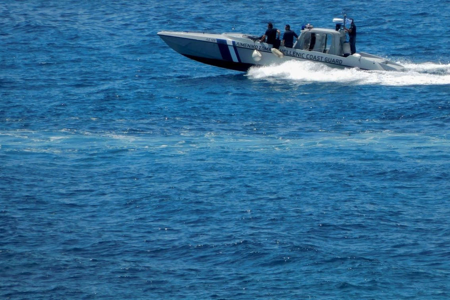 Κεφαλλονιά: Σκάφος τυλίχθηκε στις φλόγες – Συναγερμός στο Λιμενικό