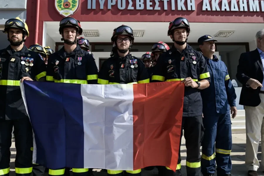 Στο λιμάνι της Πάτρας η γαλλική βοήθεια για τις φωτιές με 35 πυροσβεστικά οχήματα