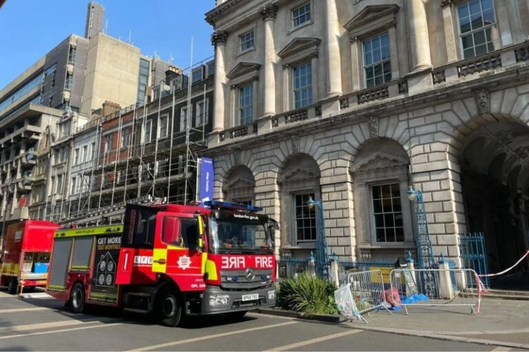 Λονδίνο: Υπό έλεγχο τέθηκε η πυρκαγιά στο Somerset House