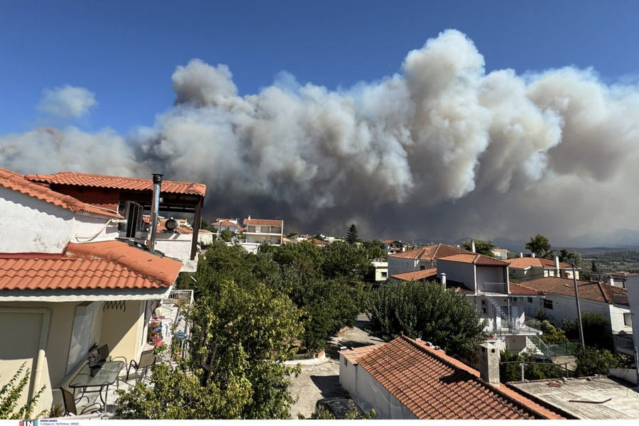 «Κόλαση» φωτιάς στον Βαρνάβα: Καίγονται σπίτια – Απεγκλωβισμοί κατοίκων