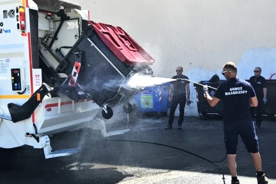 Στον καθαρισμό των κάδων απορριμμάτων προχωρά ο Δήμος Μαλεβιζίου