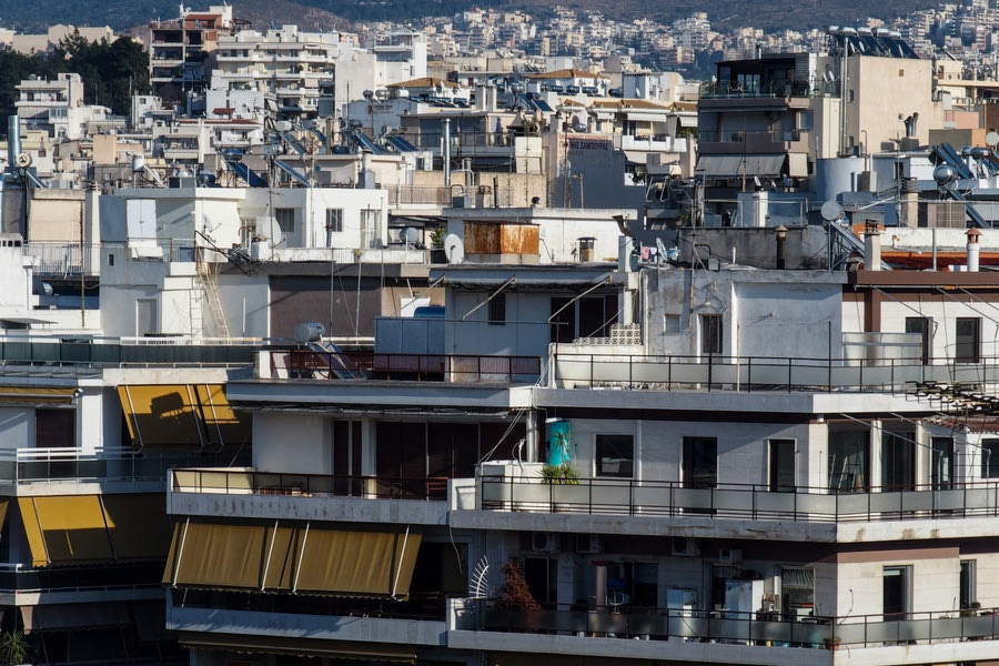 Γερασμένα τα σπίτια στην Ελλάδα – Χιλιάδες νοικοκυριά μετακομίζουν στο νοίκι