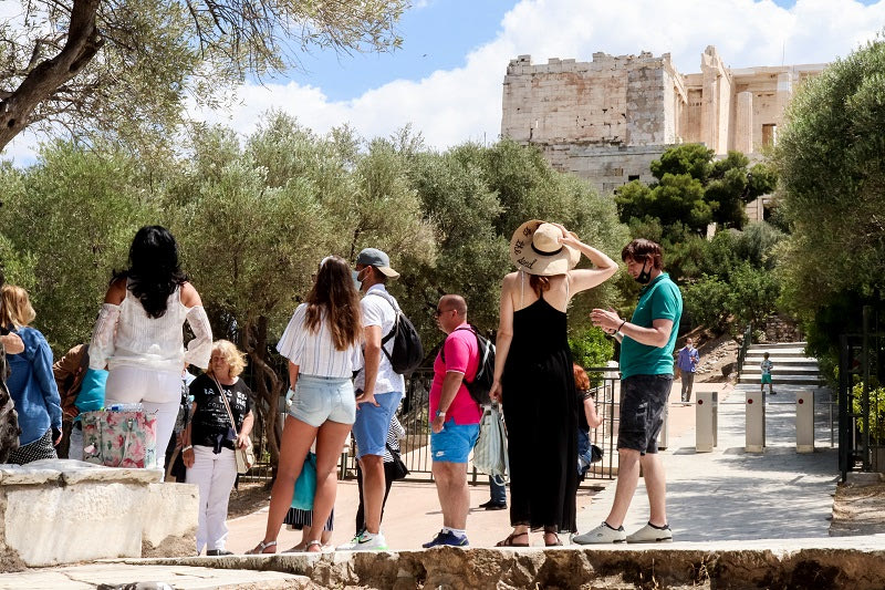 Οι Έλληνες ανησυχούν για τον υπερτουρισμό και τη λειψυδρία