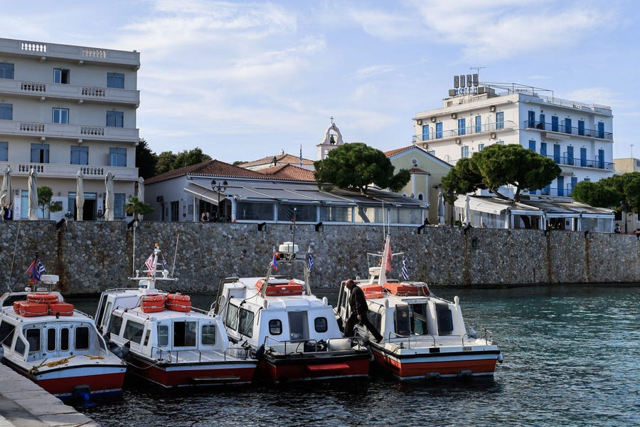 Σπέτσες: Αναστέλλουν τη λειτουργία των θαλάσσιων ταξί