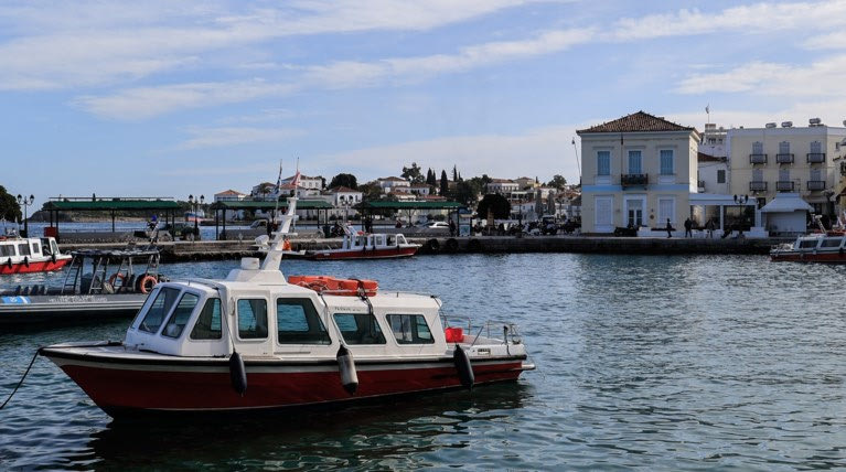 Πυρκαγιά σε επιβατηγό πλοίο ανοιχτού τύπου στο παλαιό λιμάνι των Σπετσών