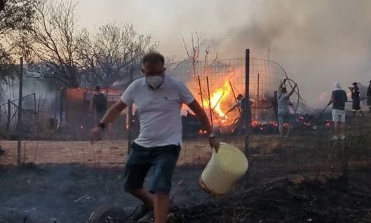 Φωτιά στην Αττική: Πολίτες παλεύουν σώμα με σώμα με τις φλόγες στον Γέρακα