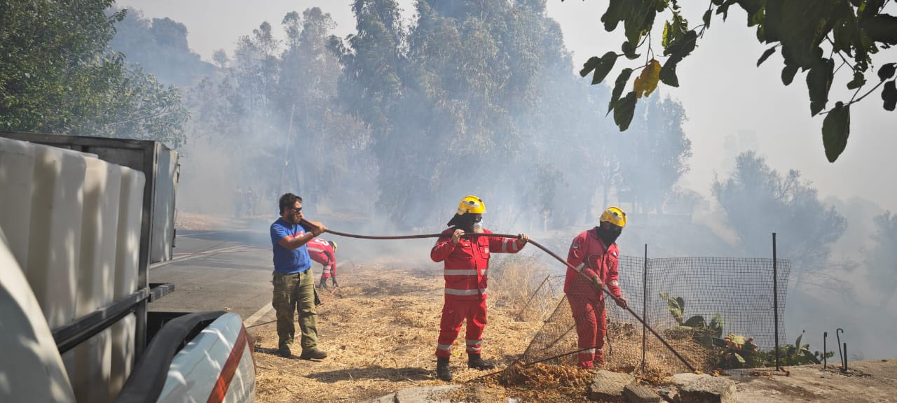 Στη μάχη με τις φλόγες και οι εθελοντές Σαμαρείτες