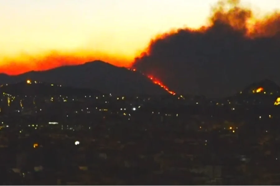 Φωτιά στην Αττική: Στο Πεντελικό όρος η πυρκαγιά, εκκενώθηκε το Παίδων Πεντέλης – Με 32 εναέρια η μάχη, αγωνία για τους ανέμους