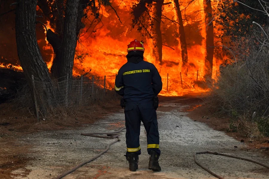 Φωτιά στη Ρόδο: Τραυματίστηκαν δύο πυροσβέστες