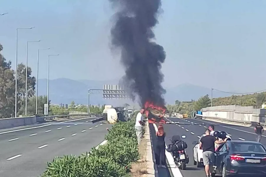 Φωτιά στην Αθηνών – Κορίνθου μετά από ανατροπή βυτιοφόρου