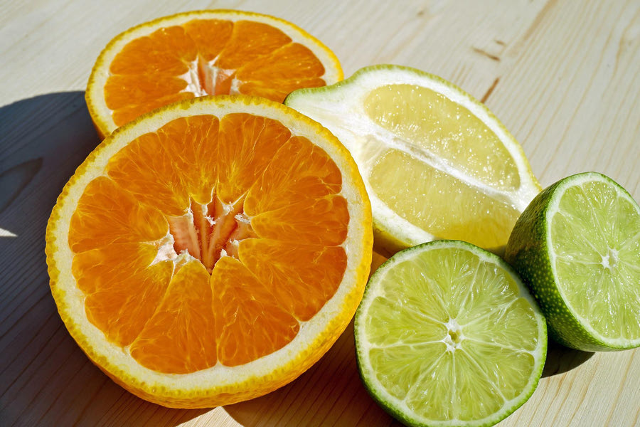 Vitamin C: Γιατί η επιδερμίδα μας την έχει περισσότερη ανάγκη το καλοκαίρι;