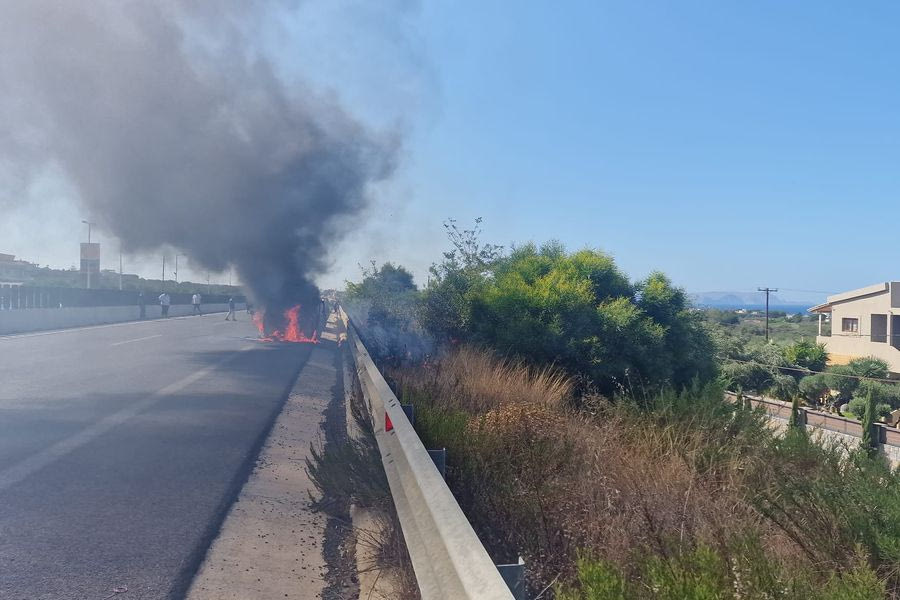 Αυτοκίνητο άρπαξε φωτιά στον ΒΟΑΚ