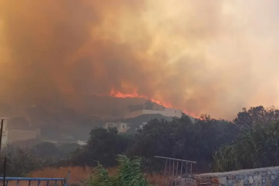 Συνεχίζει να καίει η φωτιά στους Φούρνους Ικαρίας – Ισχυροί άνεμοι δυσχεραίνουν το έργο της πυροσβεστικής