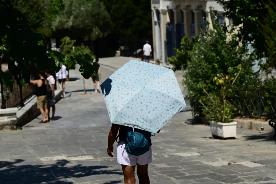 Πολύ ζέστη και ισχυρό μελτέμι το Σάββατο – Πότε θα αρχίσει να πέφτει η θερμοκρασία