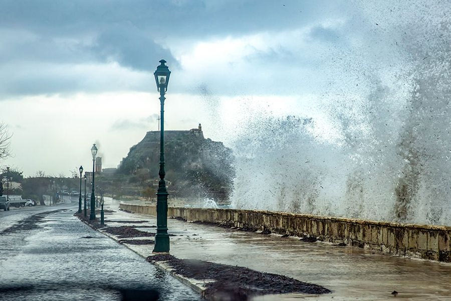 Καιρός: Τριήμερο με ραγδαίες καταιγίδες – 7 περιοχές μπαίνουν στο «μάτι» της ψυχρής λίμνης