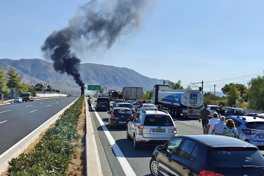 Εσβησε η φωτιά στην Αθηνών-Κορίνθου μετά την ανατροπή βυτιοφόρου – Στο νοσοκομείο εκτός κινδύνου ο οδηγός