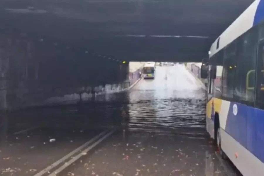 Κακοκαιρία: Λεωφορεία ακινητοποιήθηκαν σε πλημμυρισμένη υπόγεια διάβαση στην Καλλιθέα