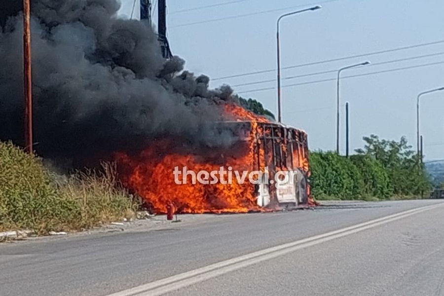 Θεσσαλονίκη: Στις φλόγες τυλίχθηκε εν κινήσει λεωφορείο των ΚΤΕΛ