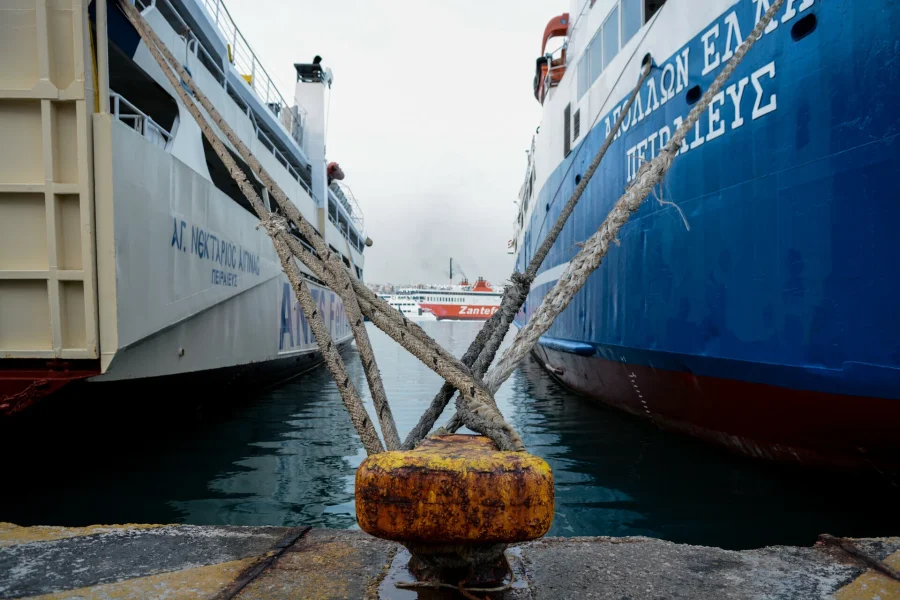 ΓΣΕΕ: Εργατικό ατύχημα στο λιμάνι του Πειραιά – Εργαζόμενος κινδυνεύει να χάσει το πόδι του