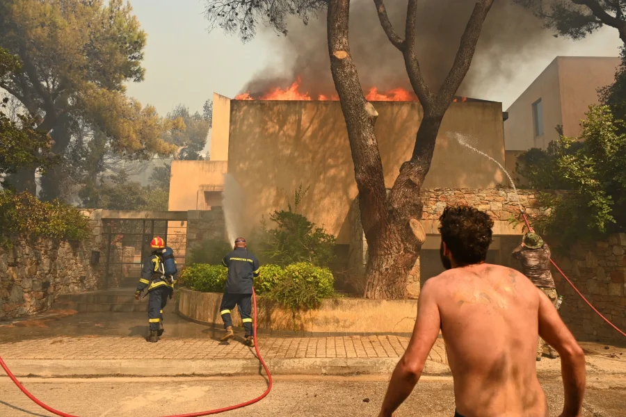 Στις φλόγες η περιοχή της Πεντέλης – Καίγονται σπίτια