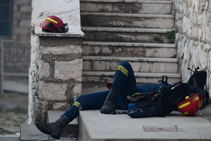 Φωτιά στην Αττική: Η συγκλονιστική φωτογραφία του εξαντλημένου πυροσβέστη