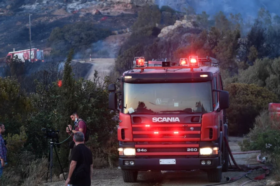 Φωτιά στα Φάρσαλα – Στην μάχη και εναέρια μέσα