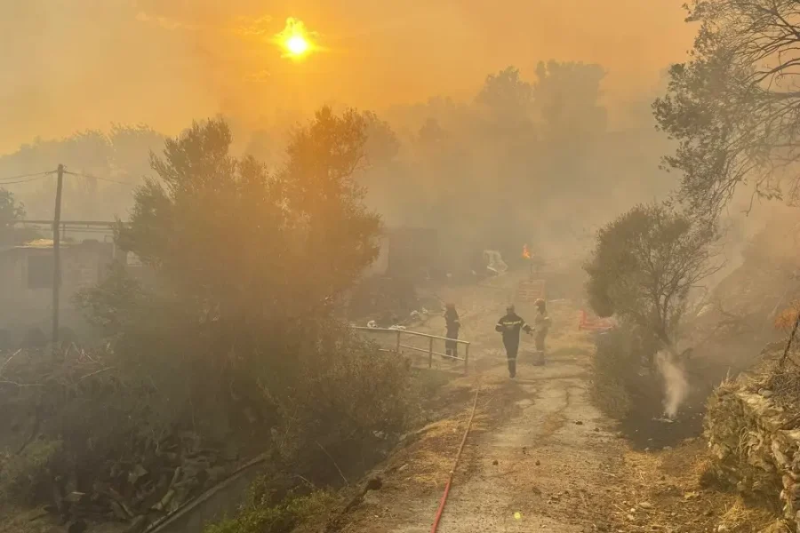 Ρέθυμνο: Η φωτιά απειλεί τον οικισμό Αγία Παρασκευή – Τιτάνια μάχη για να μην καούν σπίτια