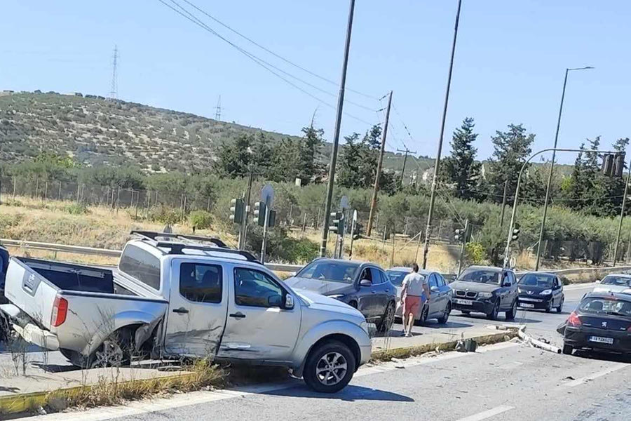 Σφοδρή σύγκρουση τριών οχημάτων στον κόμβο Σκαλανίου