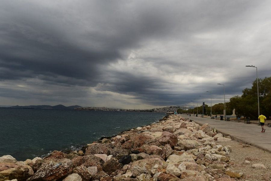 Καιρός : Φθινοπωρινό σκηνικό με τοπικές βροχές και ισχυρούς ανέμους