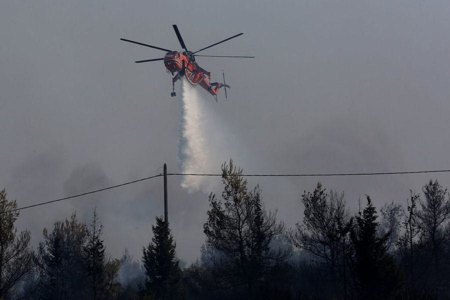 Φωτιά στη Ρόδο – Στη μάχη ισχυρή δύναμη της Πυροσβεστικής με επίγεια και εναέρια μέσα