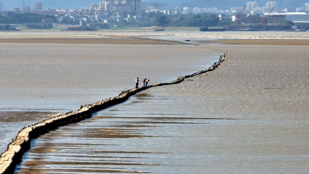 Κίνα: Πέτρινη γέφυρα 400 ετών και μήκους 2,5 χιλιομέτρων βγήκε στην επιφάνεια λίμνης λόγω ξηρασίας