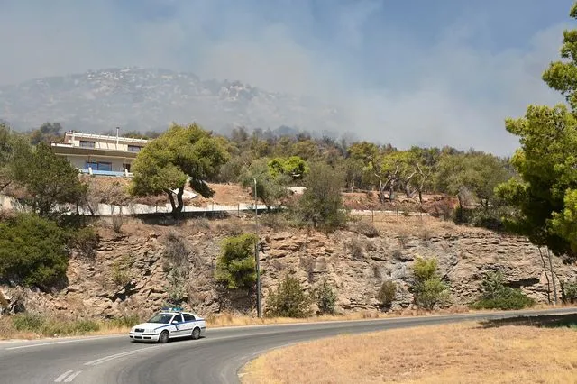 Νέα Μάκρη: Οικογενειακή σύλληψη για εμπρησμούς από πρόθεση