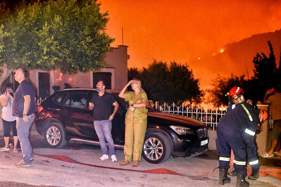 Φωτιά στην Κορινθία: Νέα εκκένωση οικισμού – Κοντά στα σπίτια οι φλόγες