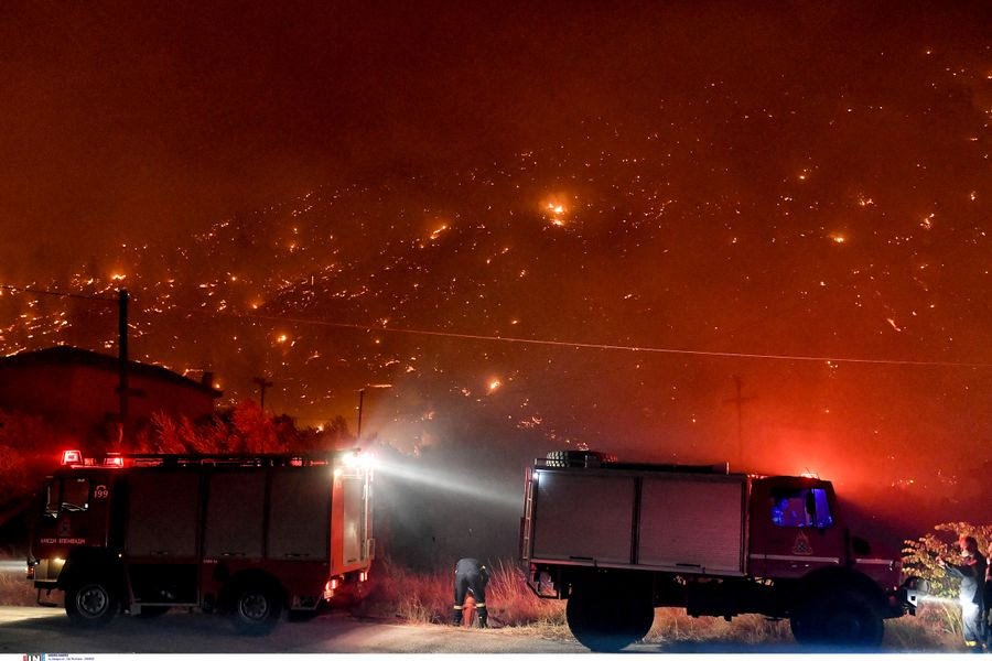 Μαίνεται η φωτιά στην Κορινθία: Νέες αναζωπυρώσεις και εκκενώσεις οικισμών