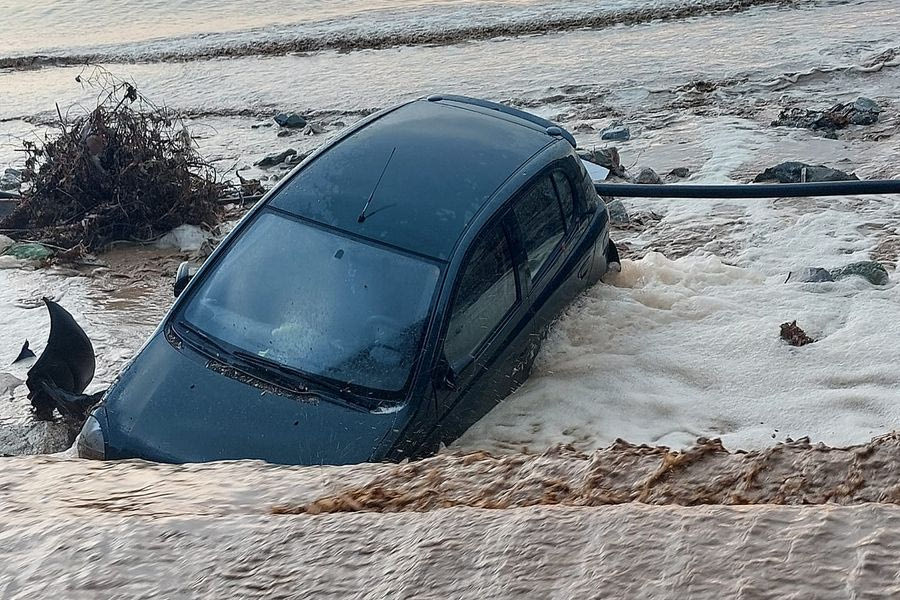 Απίστευτες εικόνες από το Παλαιόκαστρο : Ποτάμια οι δρόμοι – Παρασύρθηκαν οχήματα