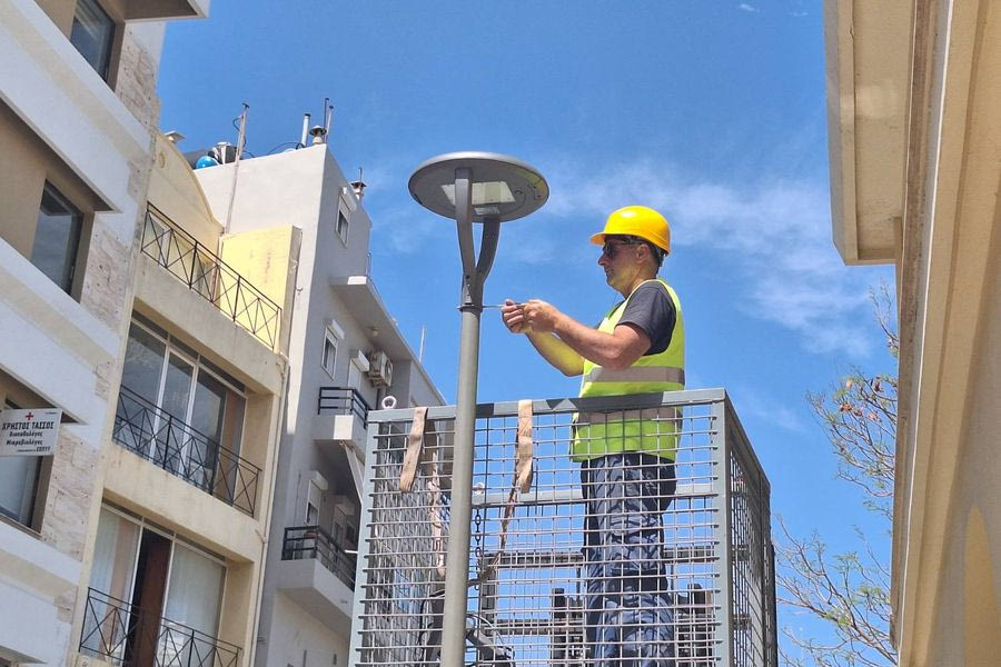 Συνεχίζονται με… αργό ρυθμό οι παρεμβάσεις στο δημοτικό οδοφωτισμό