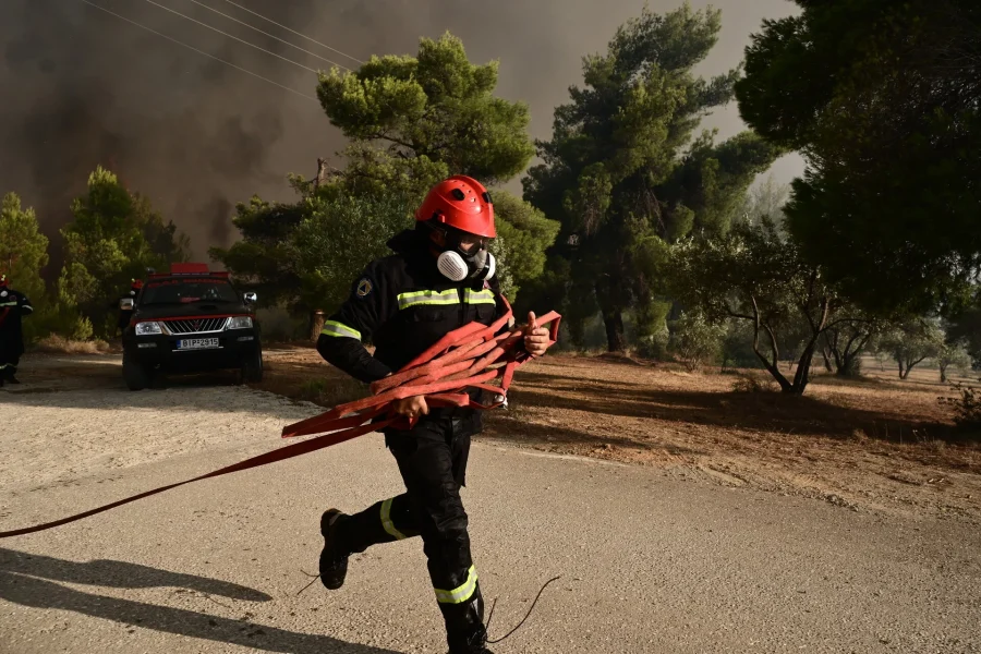 Ξυλόκαστρο: Μαίνεται η μεγάλη φωτιά στα Ροζενά- Σηκώθηκαν 19 εναέρια μέσα, δύο μηνύματα από το 112