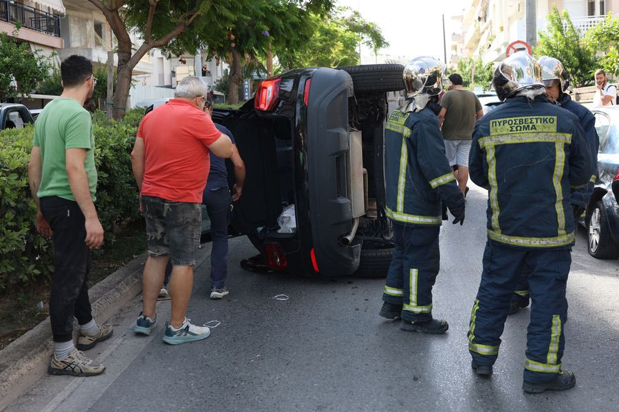 Ηράκλειο: “Τούμπαρε” Ι.Χ στην ΕΟΚ, απεγκλωβίστηκε η γυναίκα οδηγός με την βοήθεια ενός πρώην πυροσβέστη